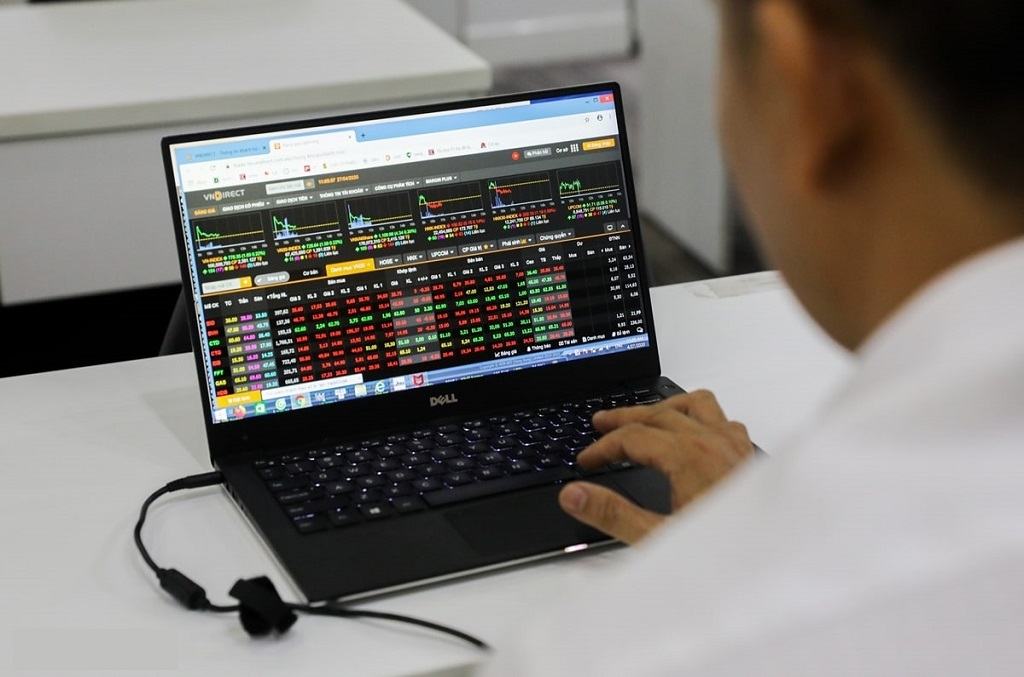co-nen-dau-tu-chung-khoan-online