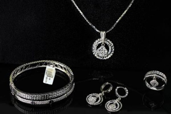 Vàng trắng 18K là gì? Bao nhiêu tiền 1 chỉ? Có nên mua vàng trắng 18K không?