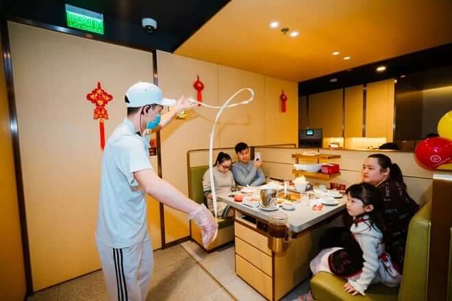 Đặc sản "múa mì" ở Haidilao