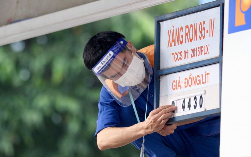 Vì sao giá xăng dầu tăng vọt trong tháng 3/2026? Giải thích dễ hiểu