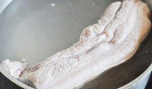 Cách luộc thịt lợn không bị hôi 