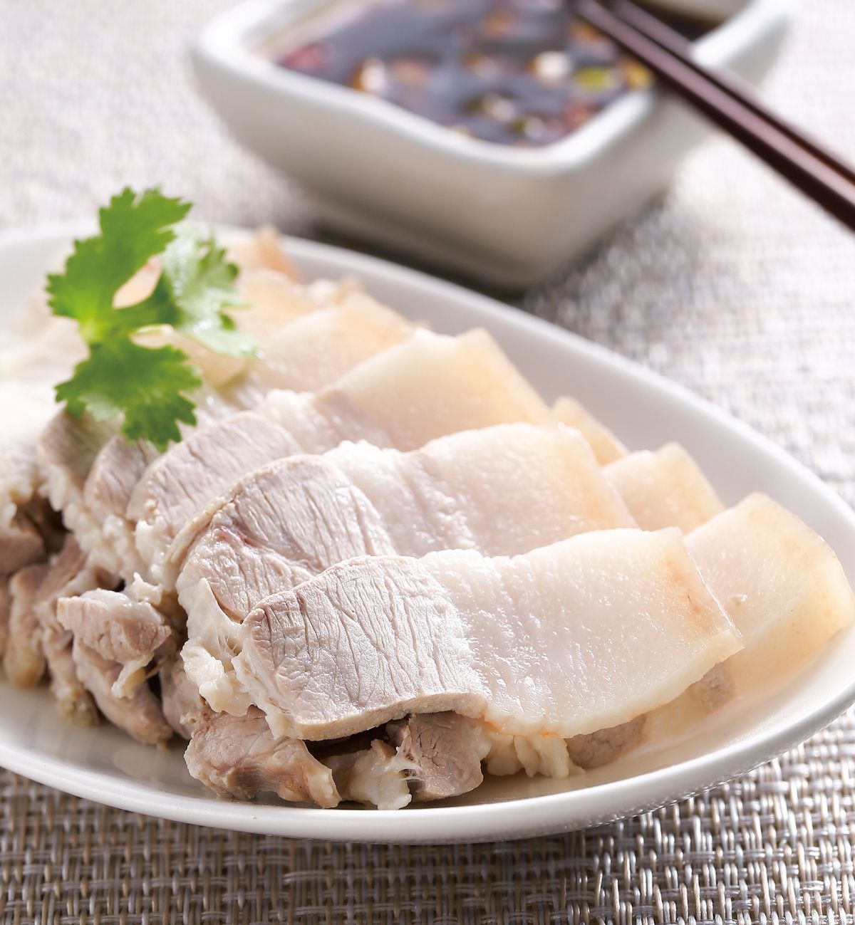 Cách luộc thịt lợn không bị hôi chỉ với 3 nguyên liệu có sẵn trong bếp