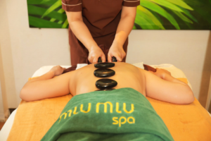 Massage tinh dầu & đá nóng 