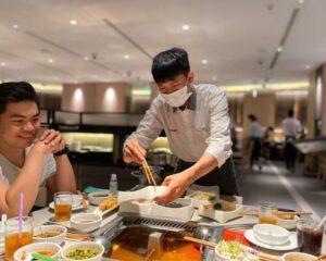 Nhân viên phục vụ tận tâm tại lẩu Haidilao