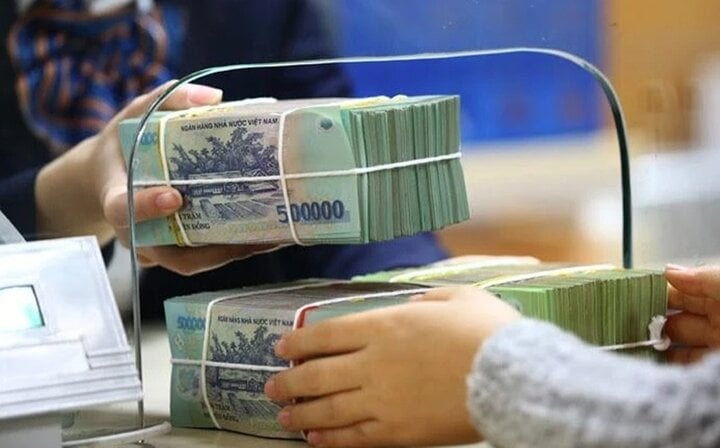 Nhân viên kiểm đếm các cọc tiền đồng tại quầy giao dịch