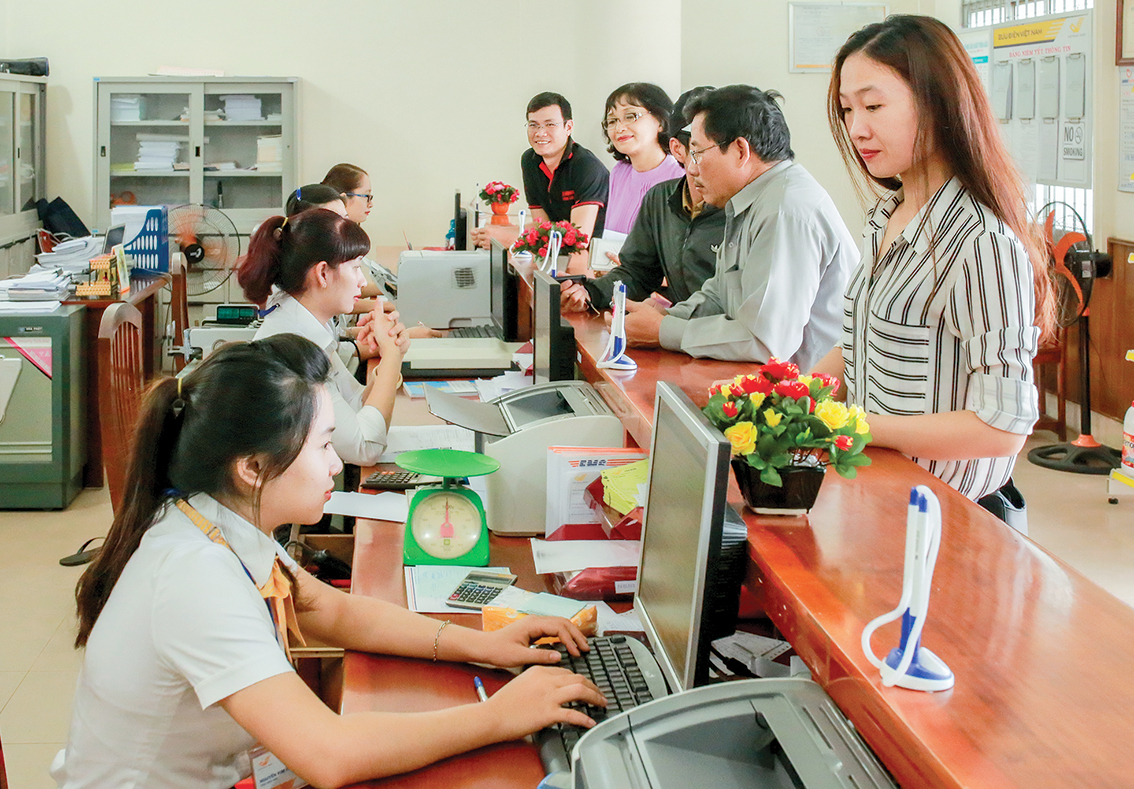 Khách hàng được hướng dẫn thủ tục gửi tiết kiệm tại Bưu điện