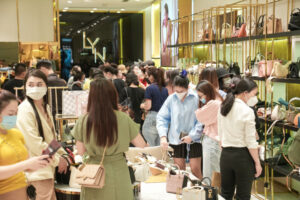 Yếu tố Ngành: Kỷ nguyên "Shoppertainment" và Sự phân hóaYếu tố Ngành: Kỷ nguyên "Shoppertainment" và Sự phân hóa