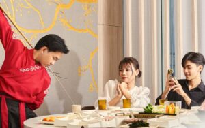 Múa rượu tại lẩu Manwah