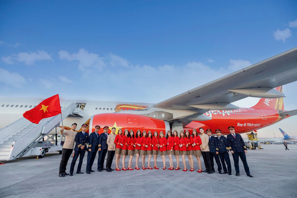 Phi hành đoàn Vietjet Air bên cạnh tàu bay - cổ phiếu VJC