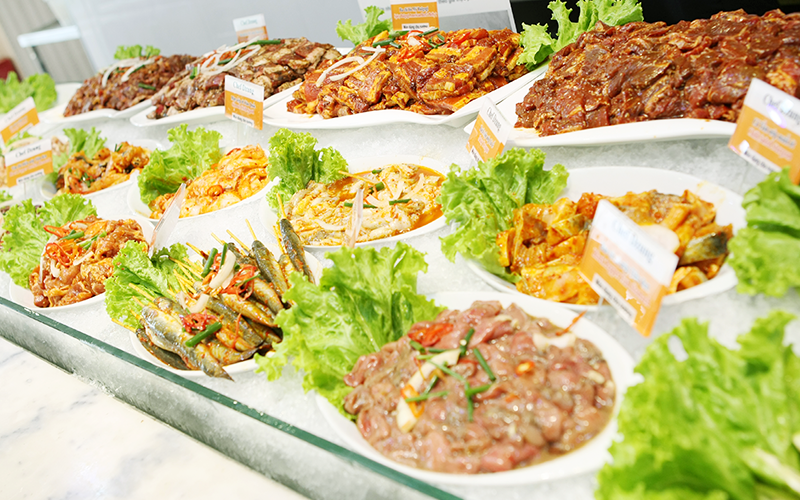 Siêu phẩm buffet hải sản Chef Dzung: Review thực đơn, bảng giá 2026 và trải nghiệm chi tiết nhất