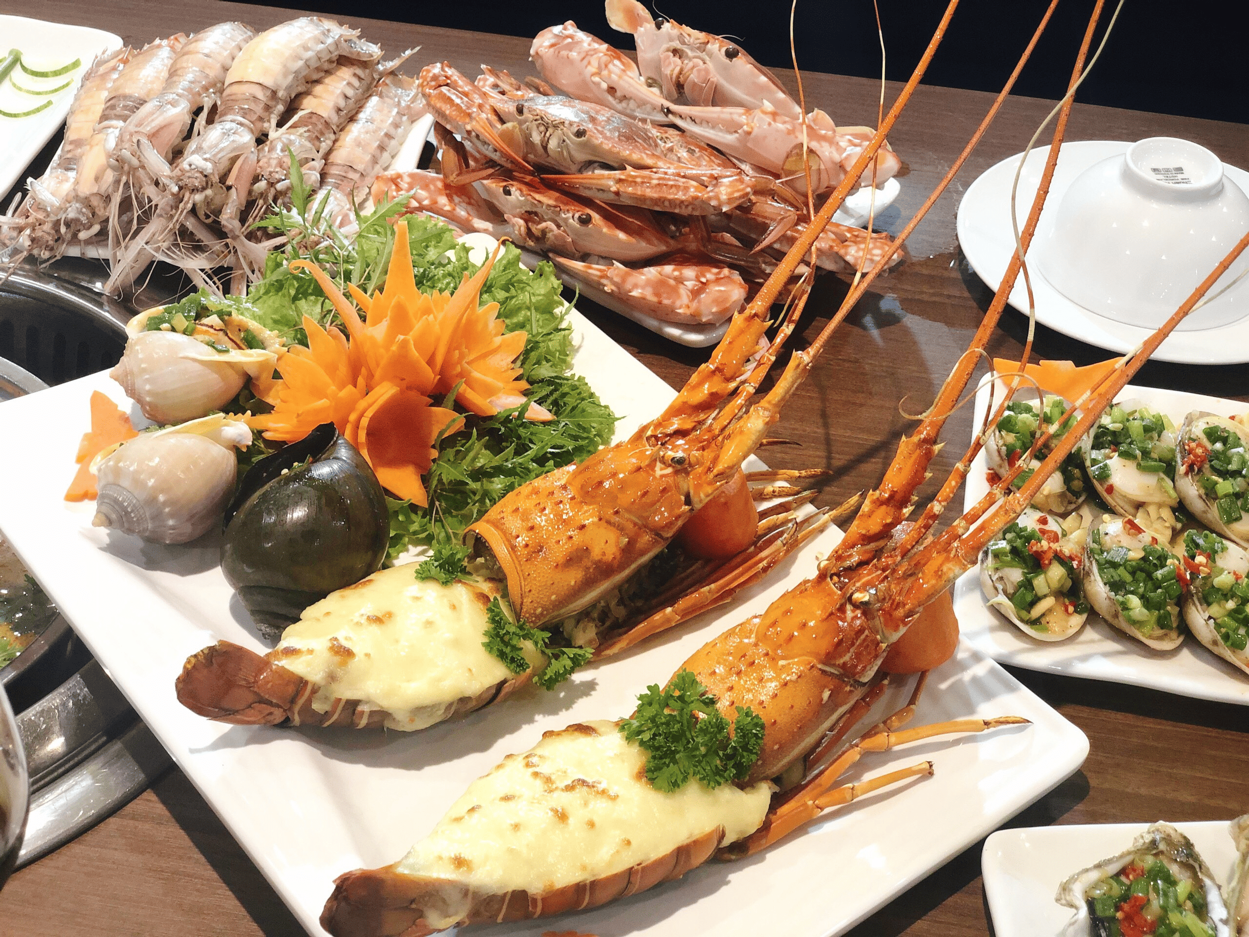 Siêu phẩm buffet hải sản Chef Dzung: Review thực đơn, bảng giá 2026 và trải nghiệm chi tiết nhất
