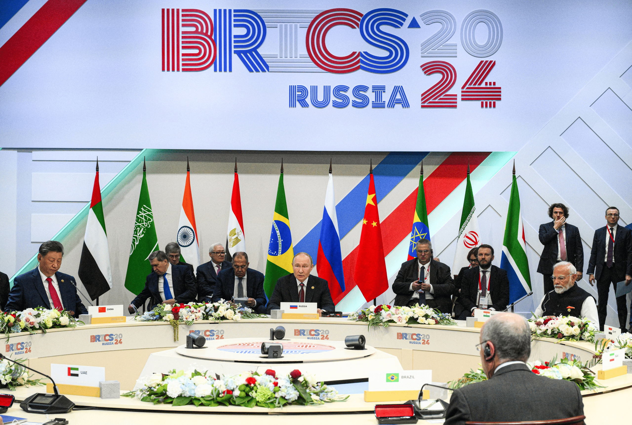 Khối BRICS là gì? Giải mã thế lực phá vỡ thế độc tôn của đồng USD & Trật tự kinh tế mới