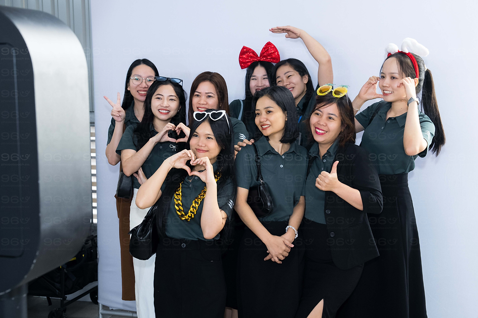 Đi chụp Photobooth mặc gì? Bí kíp phối đồ (Dresscode) lên hình nổi bần bật